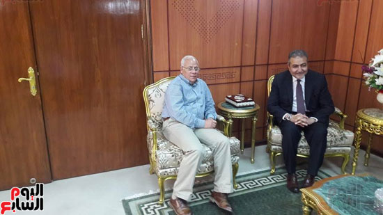 محافظ بورسعيد يلتقى النقيب العام للبيطريين لبحث سبل التعاون بين النقابات (1)