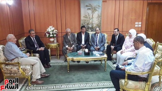 محافظ بورسعيد يلتقى النقيب العام للبيطريين لبحث سبل التعاون بين النقابات (2)