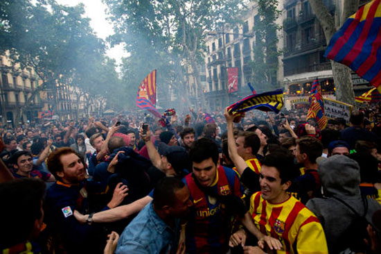 الجماهير تحتفل بفوز برشلونة (6)