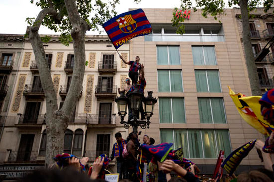 الجماهير تحتفل بفوز برشلونة (7)