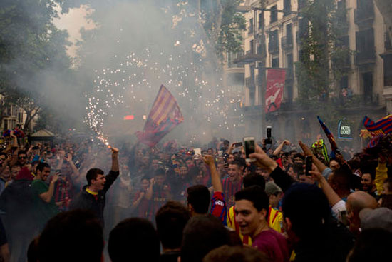 الجماهير تحتفل بفوز برشلونة (8)