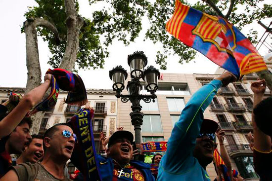 الجماهير تحتفل بفوز برشلونة (15)