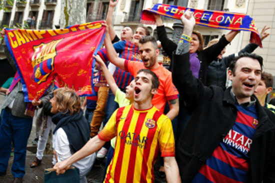 الجماهير تحتفل بفوز برشلونة (16)