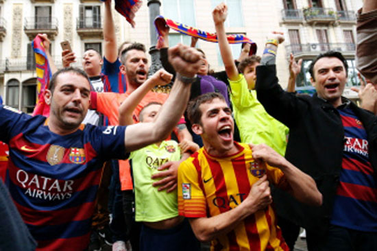 الجماهير تحتفل بفوز برشلونة (17)
