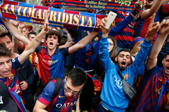 الجماهير تحتفل بفوز برشلونة (18)