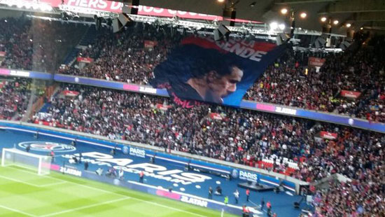 ممر شرفى وتيفو رائع فى ليلة وداع إبراهيموفيتش بباريس (1)