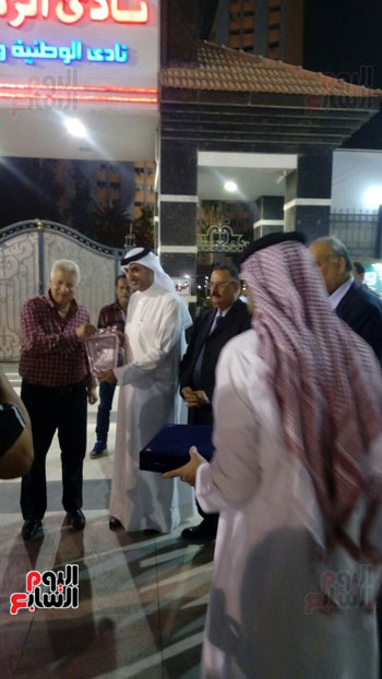 مرتضى منصور يُهدى درع الزمالك لوزير الشباب والرياضة البحرينى (1)