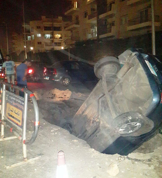 سقوط-سيارة-فى-حفرة-بالشيخ-زايد--(2)