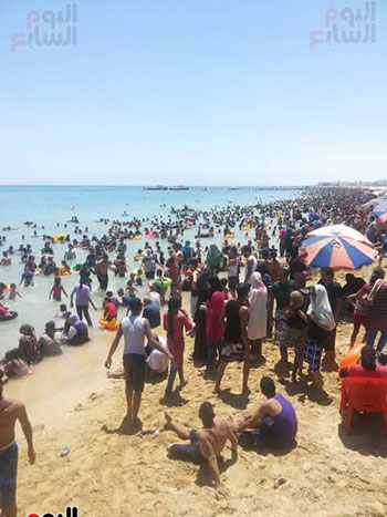 المواطنون يهربون من حرارة الجو لشواطئ السخنة (1)