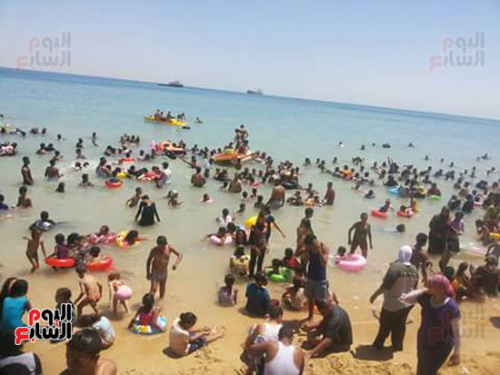 المواطنون يهربون من حرارة الجو لشواطئ السخنة (2)