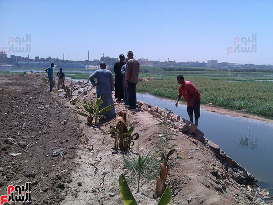 إزالة 13 حالة تعد على نهر النيل فى مبادرة شعبية بالأقصر (7)