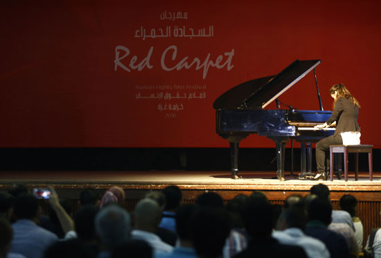 افتتاح مهرجان السجادة الحمراء لأفلام حقوق الإنسان فى غزة (11)
