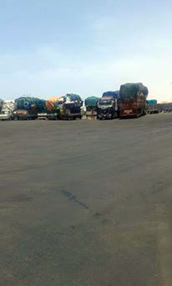 سيارات الشحن متوقفة بميناء ضبا السعودى (3)