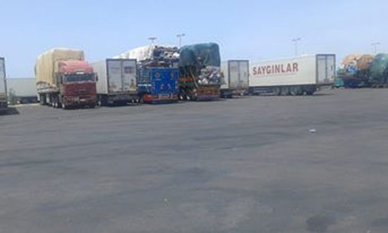 سيارات الشحن متوقفة بميناء ضبا السعودى (3)
