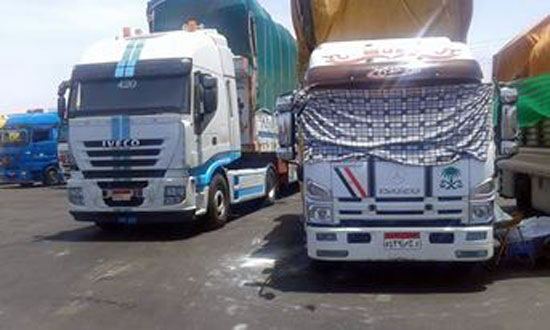 سيارات الشحن متوقفة بميناء ضبا السعودى (5)