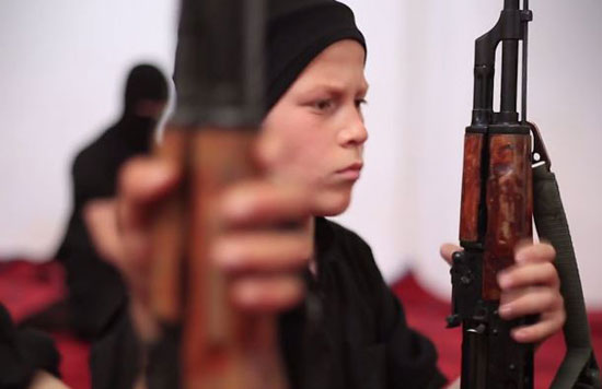 أطفال-داعش-يعدمون-سوريين-(2)