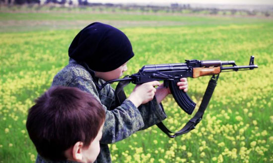 أطفال-داعش-يعدمون-سوريين-(6)