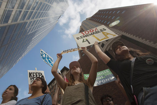 ناشطون-يحتجون-ضد-استخدام-الوقود-الأحفورى-فى-نيويورك-وواشنطن-(1)