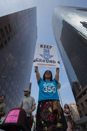 ناشطون-يحتجون-ضد-استخدام-الوقود-الأحفورى-فى-نيويورك-وواشنطن-(20)