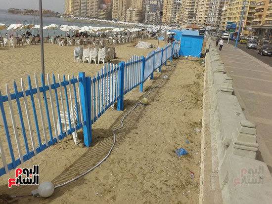 ارجع الاسوار الحديدية للشواطئ 2 متر بالإسكندرية (1)