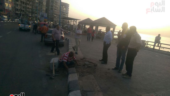 ارجع الاسوار الحديدية للشواطئ 2 متر بالإسكندرية (3)