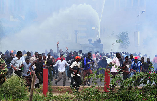 الشرطة تفرق احتجاجات مناهضة للجنة الانتخابية (14)