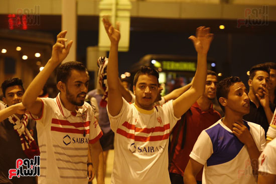 تجمع وايت نايتس فى مطار القاهرة لاستقبال أبطال يد الزمالك (1)
