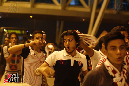 تجمع وايت نايتس فى مطار القاهرة لاستقبال أبطال يد الزمالك (2)