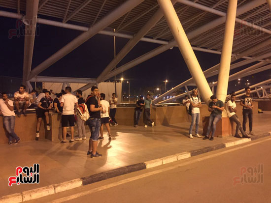 تجمع وايت نايتس فى مطار القاهرة لاستقبال أبطال يد الزمالك (4)