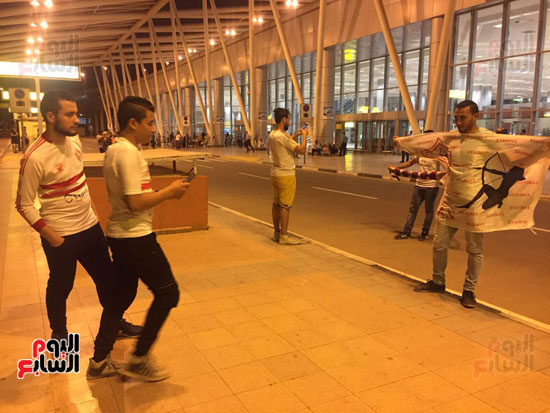 تجمع وايت نايتس فى مطار القاهرة لاستقبال أبطال يد الزمالك (8)