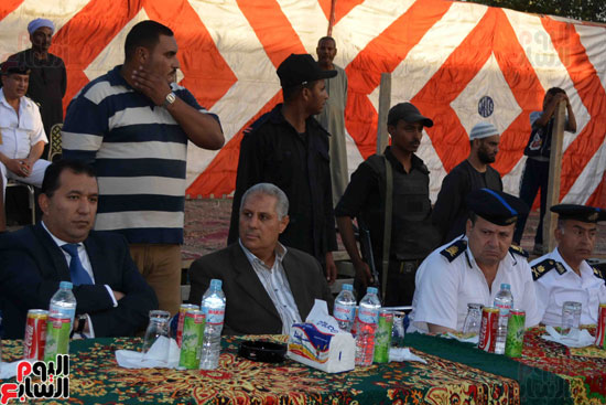 محافظ الأقصر ومدير الأمن يشهدان جلسة صلح بين عائلتين بمركز الزينية (4)