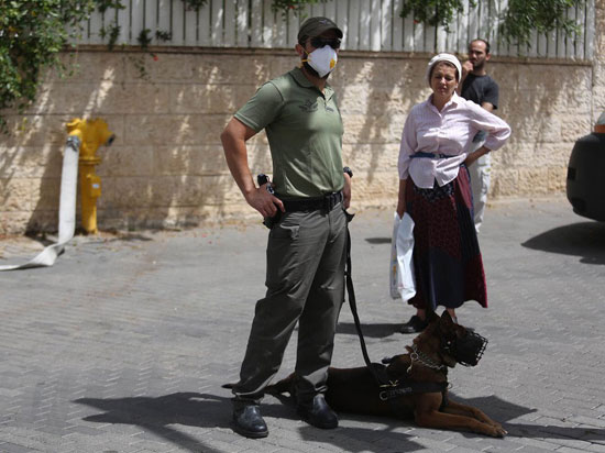 إصابة إسرائيليين باختناق وغثيان بعد تسريب مادة كيميائية سامة فى القدس (2)