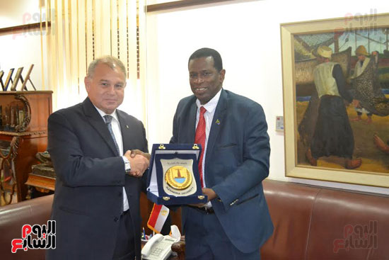 رئيس جامعة الإسكندرية يستقبل سفير تنزانيا بالقاهرة (1)