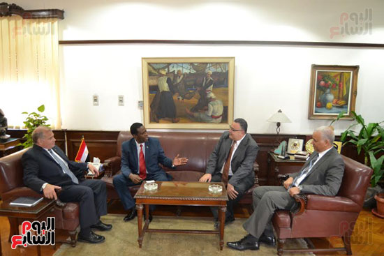 رئيس جامعة الإسكندرية يستقبل سفير تنزانيا بالقاهرة (2)