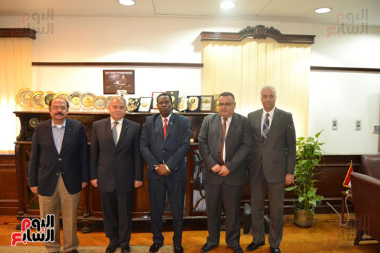 رئيس جامعة الإسكندرية يستقبل سفير تنزانيا بالقاهرة (3)