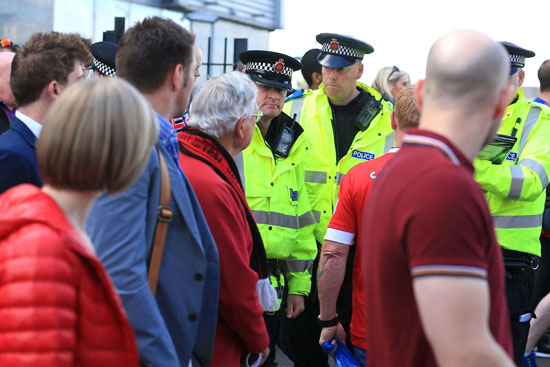 الشرطة تحيط أولد ترافورد بحلقة معدنية قبل مباراة يونايتد وبورنموث (2)