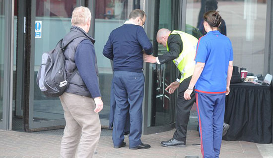 الشرطة تحيط أولد ترافورد بحلقة معدنية قبل مباراة يونايتد وبورنموث (4)