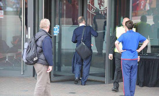 الشرطة تحيط أولد ترافورد بحلقة معدنية قبل مباراة يونايتد وبورنموث (6)