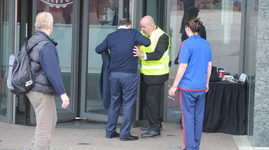 الشرطة تحيط أولد ترافورد بحلقة معدنية قبل مباراة يونايتد وبورنموث (7)