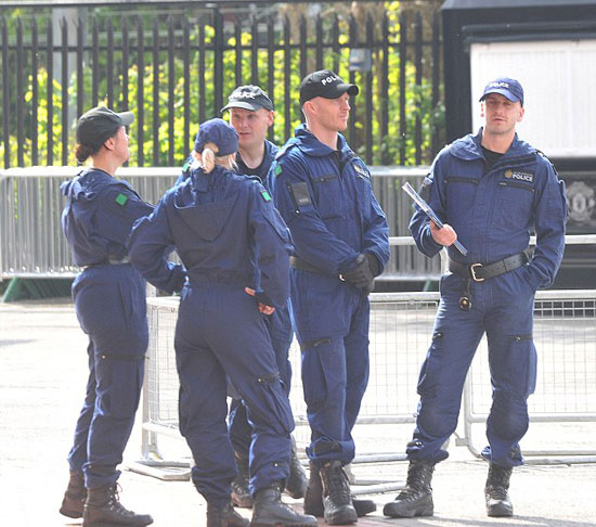 الشرطة تحيط أولد ترافورد بحلقة معدنية قبل مباراة يونايتد وبورنموث (10)