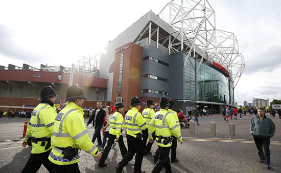 الشرطة تحيط أولد ترافورد بحلقة معدنية قبل مباراة يونايتد وبورنموث (13)