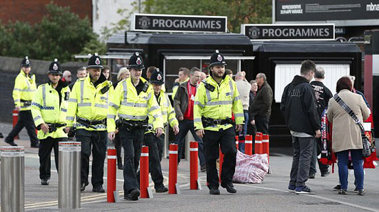 الشرطة تحيط أولد ترافورد بحلقة معدنية قبل مباراة يونايتد وبورنموث (14)