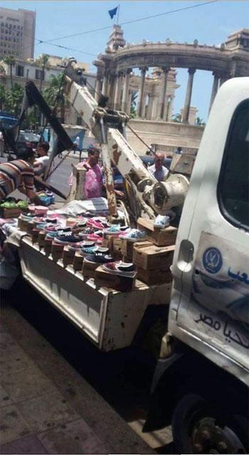 ونش تابع لمرور الإسكندرية يبيع أحذية (3)