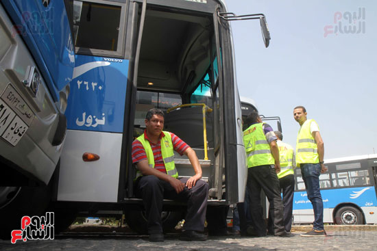 وزارة النقل تسلم محافظة القاهرة 60 أتوبيس (20)