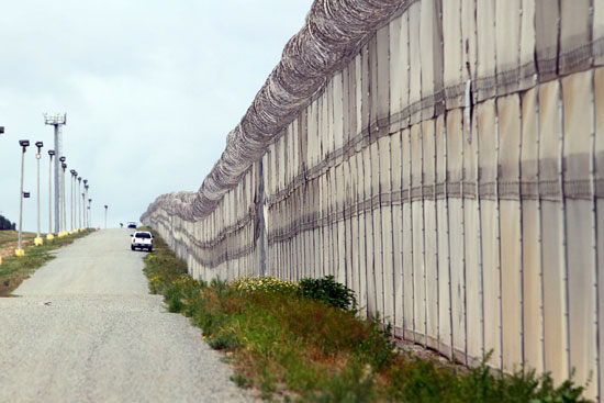 إجراءات أمنية مشدد على الشريط الحدودى بين أمريكا والمكسيك (1)