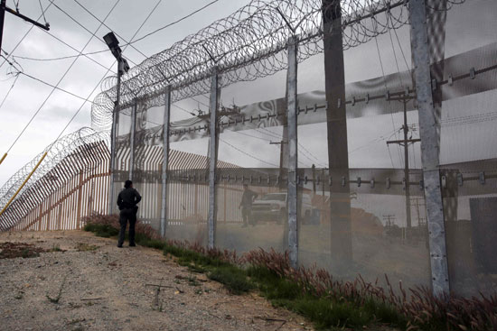 إجراءات أمنية مشدد على الشريط الحدودى بين أمريكا والمكسيك (11)