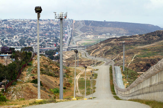 إجراءات أمنية مشدد على الشريط الحدودى بين أمريكا والمكسيك (4)