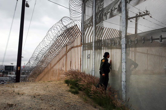 إجراءات أمنية مشدد على الشريط الحدودى بين أمريكا والمكسيك (12)