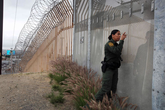 إجراءات أمنية مشدد على الشريط الحدودى بين أمريكا والمكسيك (13)