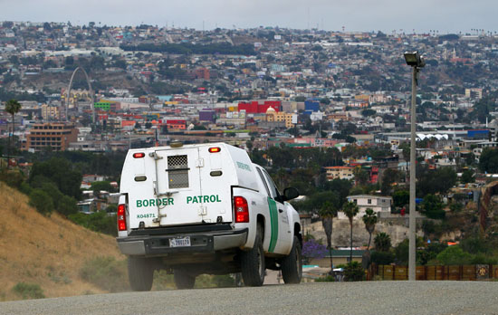 إجراءات أمنية مشدد على الشريط الحدودى بين أمريكا والمكسيك (17)